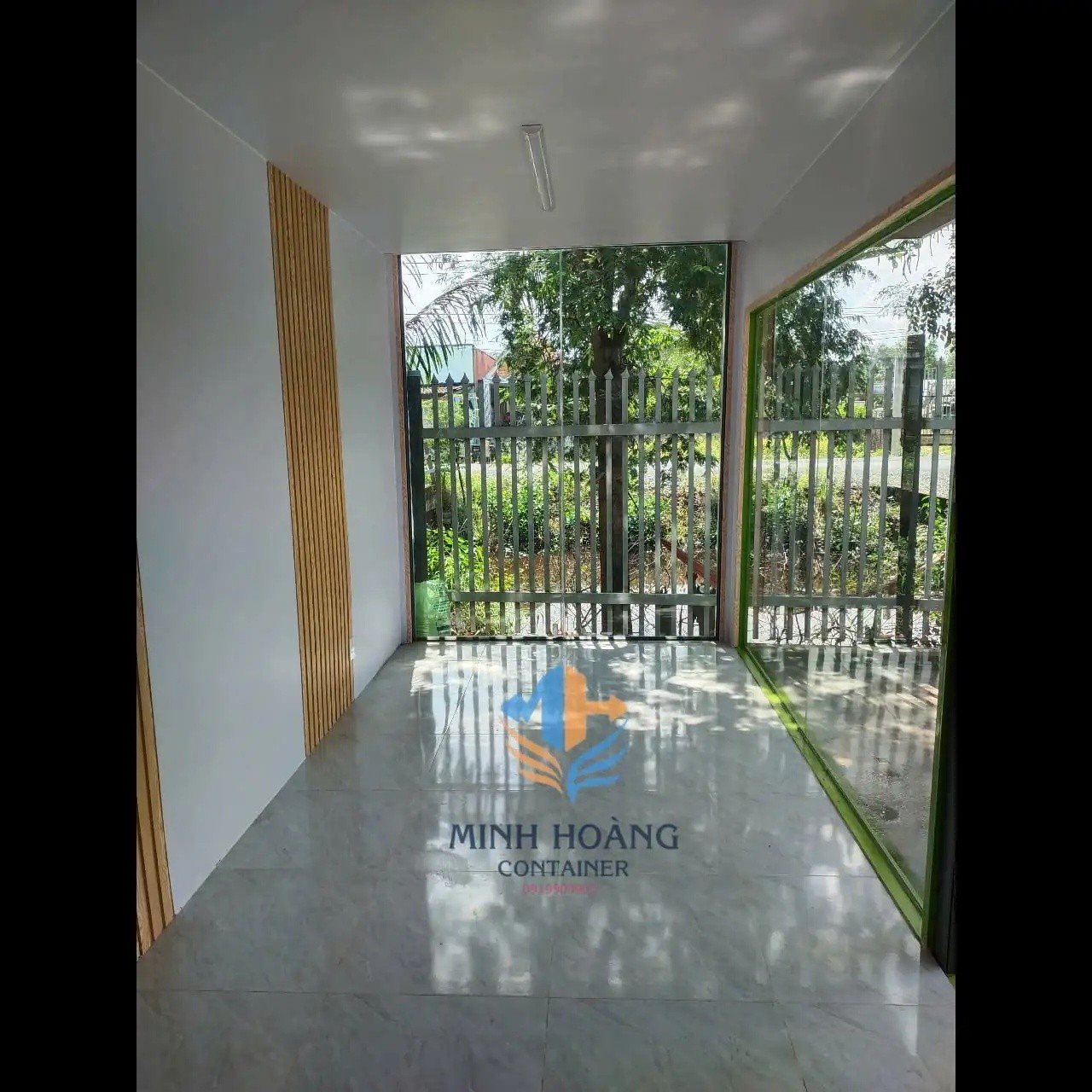 Container Nhà Ở 20 Feet Xanh Lá Ốp Gỗ Dạng Kính Có Mái Che